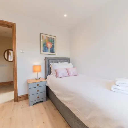 Pass The Keys Lovely Two Bedroom Vegan Bungalow *