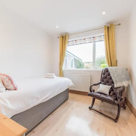 Pass The Keys Lovely Two Bedroom Vegan Bungalow *